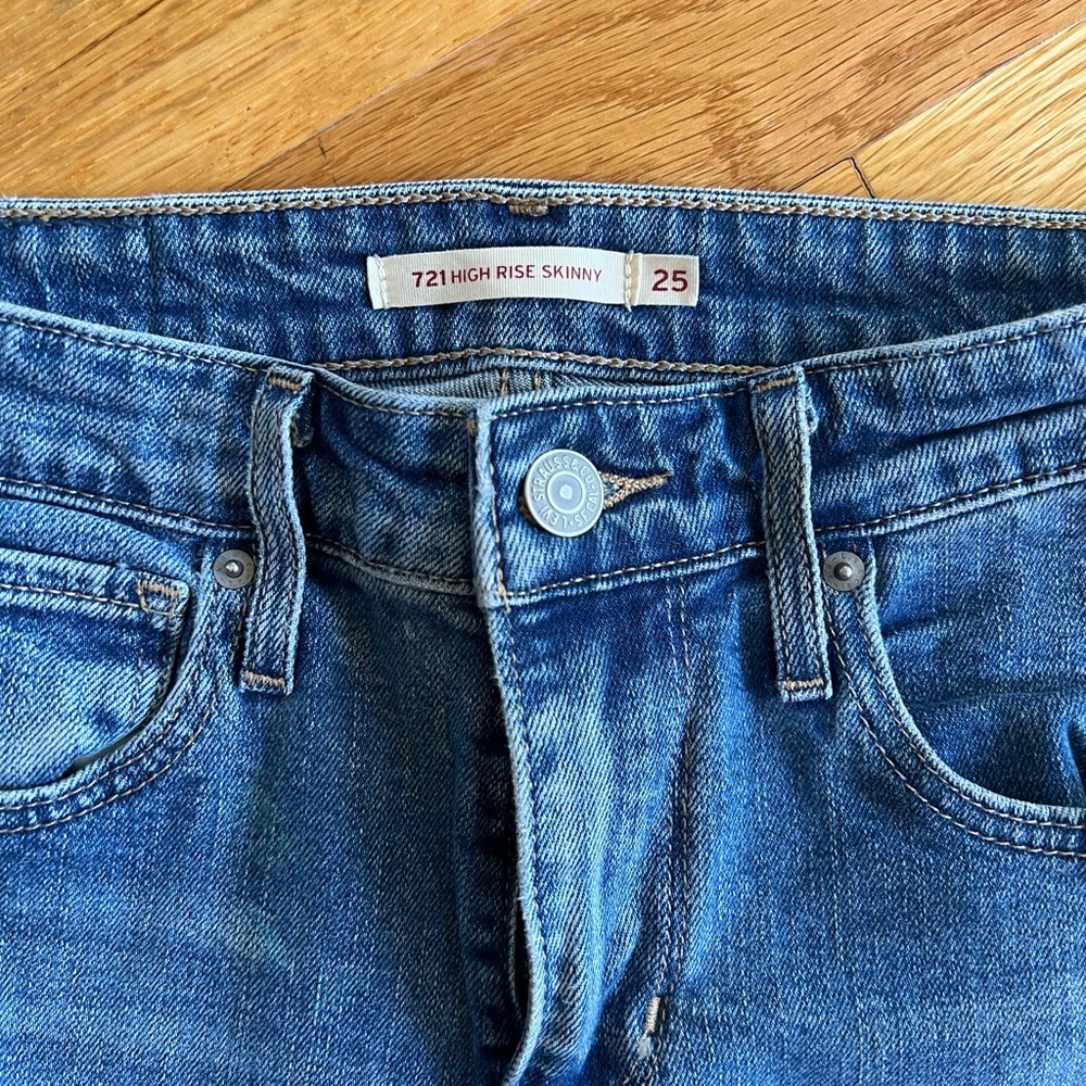 Levi’s high-rise skinny jeans, size 25. Excellent used-condition